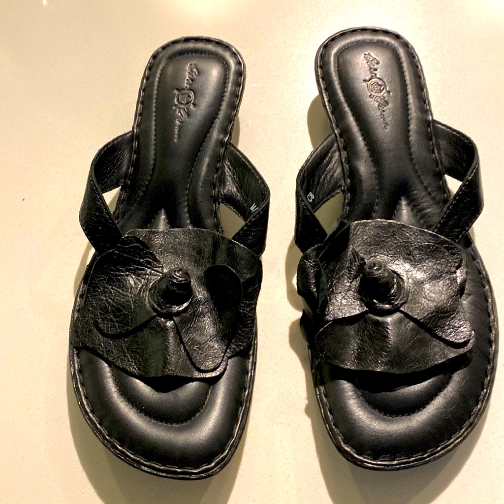 Black Barn Crown Rose Sandals Size 9/40.5